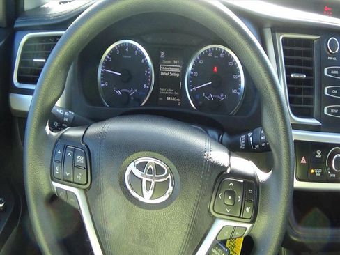 Used 2019 Toyota Highlander LE image 18