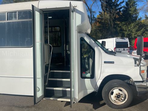 Used 2019 Ford E-450 and Econoline 450 Super Duty w/ Shuttle Bus Prep Package image 9