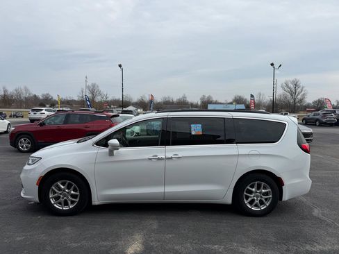 Used 2022 Chrysler Pacifica Touring-L image 8