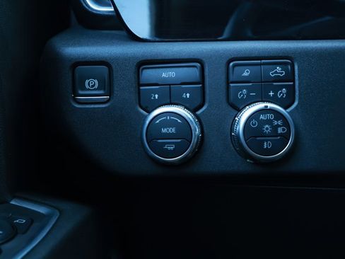 Used 2025 GMC Sierra 1500 SLT image 16