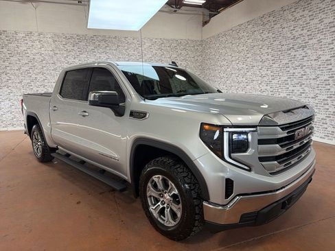 Used 2022 GMC Sierra 1500 SLE image 1