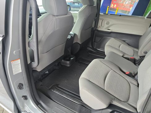 Used 2024 Toyota Sienna LE AWD/4WD image 17