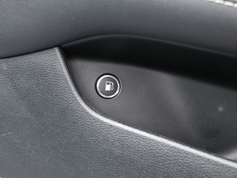 Used 2024 Chrysler Pacifica Select image 19