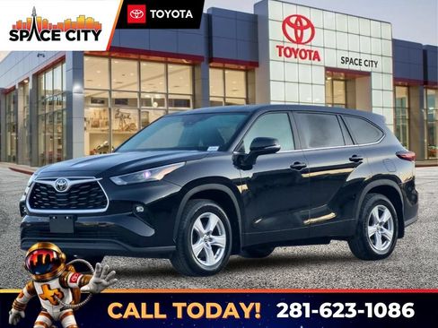 Used 2024 Toyota Highlander LE AWD/4WD image 1