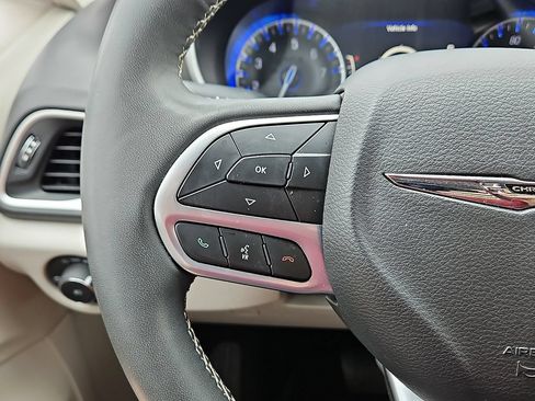 Used 2024 Chrysler Pacifica Touring-L FWD image 17
