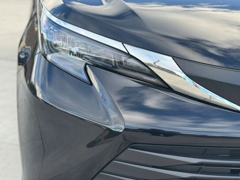 Used 2025 Toyota Sienna XLE image 3