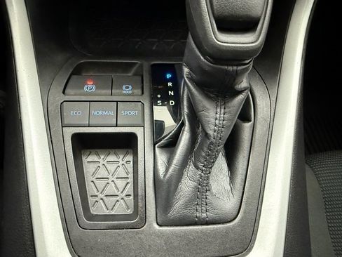 Used 2021 Toyota RAV4 LE image 19