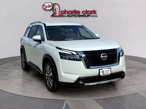 Used 2023 Nissan Pathfinder SL FWD image 8