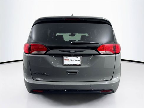 Used 2020 Chrysler Pacifica Touring-L Plus FWD image 12