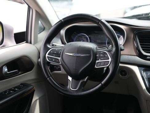 Used 2017 Chrysler Pacifica Touring-L FWD image 27