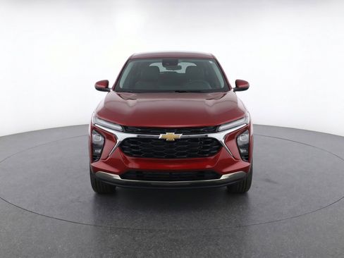 Used 2025 Chevrolet Trax LT w/ LT Convenience Package FWD image 2