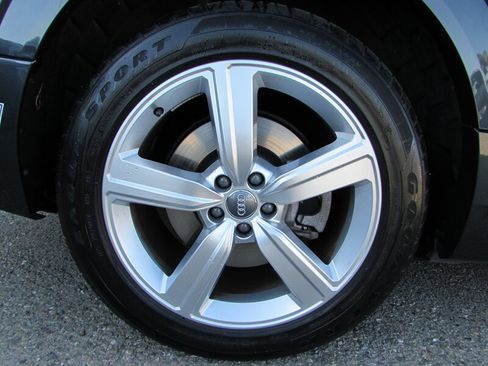 Used 2019 Audi e-tron Prestige w/ Prestige Package AWD/4WD image 31