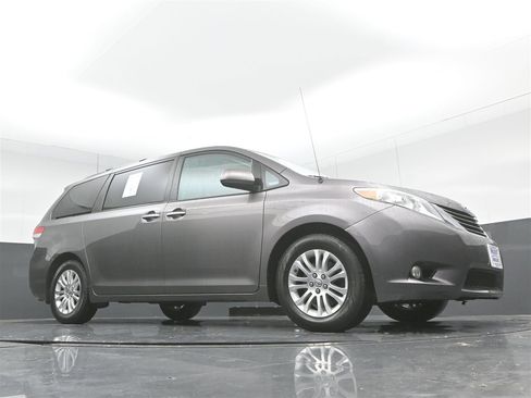 Used 2013 Toyota Sienna XLE image 19