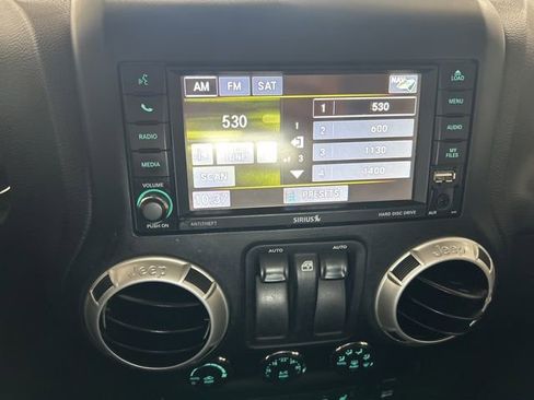 Used 2017 Jeep Wrangler Sahara w/ Dual Top Group AWD/4WD image 18