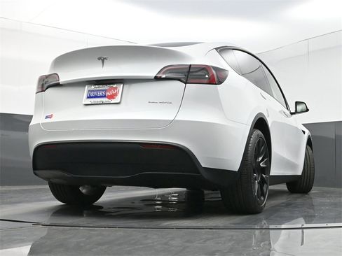 Used 2023 Tesla Model Y Long Range image 27