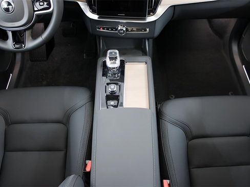 New 2025 Volvo XC90 B6 Plus w/ Protection Package Premier image 17