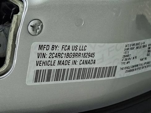 Used 2024 Chrysler Pacifica Touring-L FWD image 27