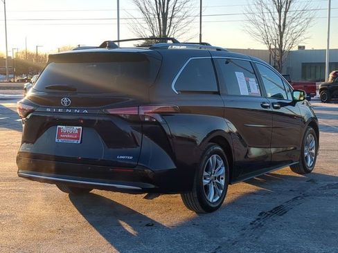 Used 2025 Toyota Sienna Limited image 5