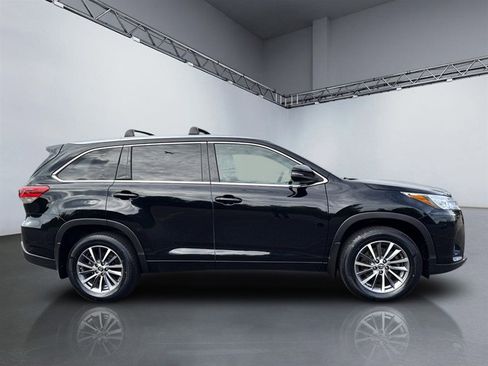 Used 2018 Toyota Highlander XLE image 3