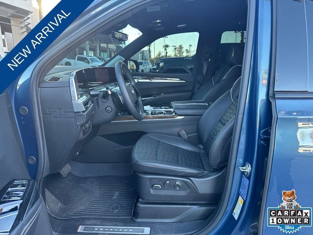 Used 2026 Cadillac Escalade ESV Platinum Sport w/ LPO, ONYX Package AWD/4WD image 16