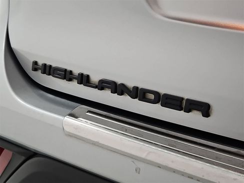 Used 2022 Toyota Highlander XLE image 12