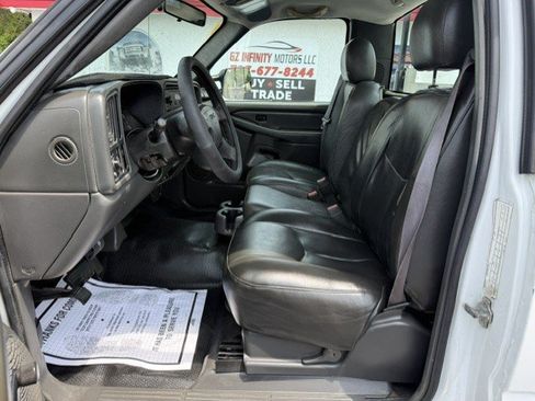 Used 2005 GMC Sierra 2500 W/T RWD image 9