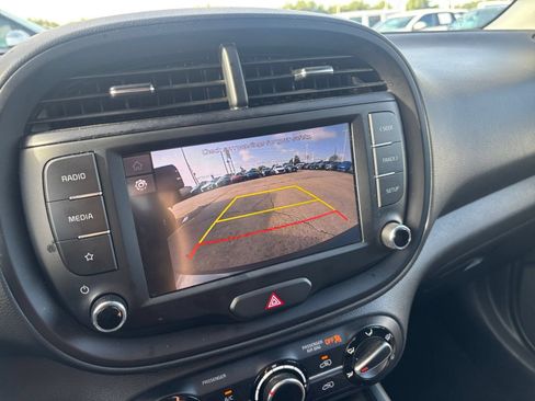 Used 2025 Kia Soul LX w/ LX Technology Package FWD image 22