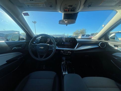 Used 2025 Chevrolet Trax LT image 33