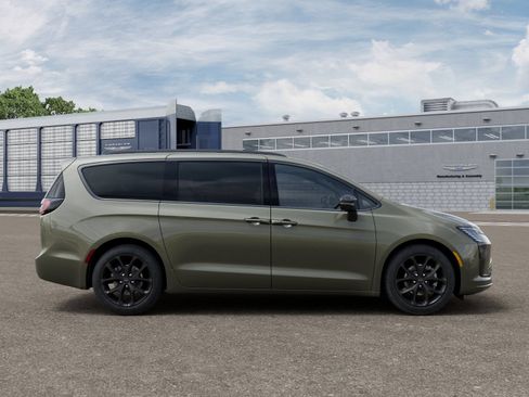 New 2027 Chrysler Pacifica Limited FWD image 21