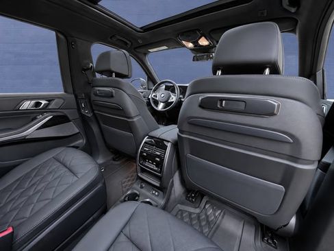 Used 2025 BMW X7 xDrive40i w/ M Sport Package AWD/4WD image 19