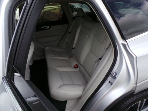 Used 2019 Volvo XC60 T5 Momentum w/ Premium Package AWD/4WD image 33