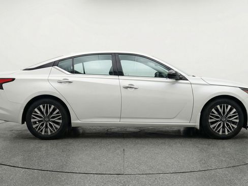 Used 2025 Nissan Altima 2.5 SV image 11