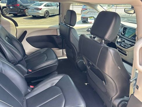 Used 2024 Chrysler Pacifica Limited FWD image 32