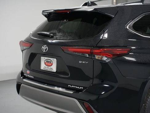 New 2026 Toyota Highlander Platinum image 9