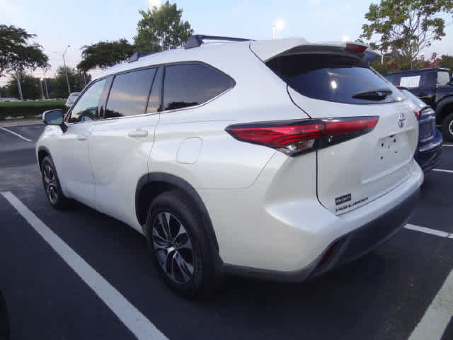 Used 2021 Toyota Highlander XLE AWD/4WD image 6