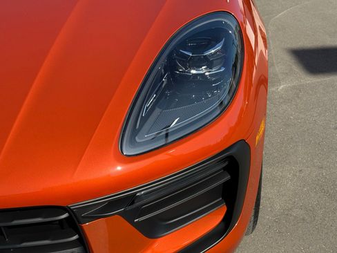 Used 2025 Porsche Macan AWD/4WD image 11