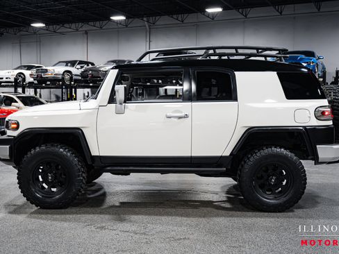 Used 2010 Toyota FJ Cruiser w/ Convenience Pkg image 2