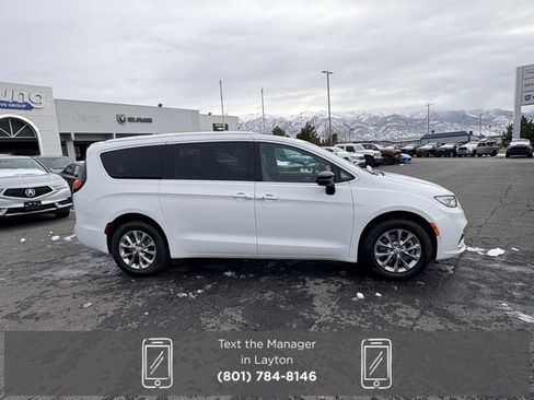 New 2026 Chrysler Pacifica Limited image 5