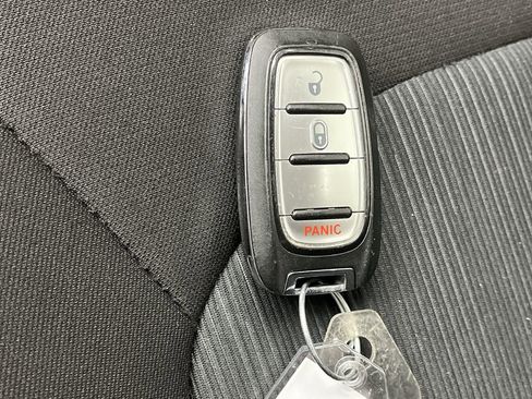 Used 2021 Chrysler Voyager L image 22