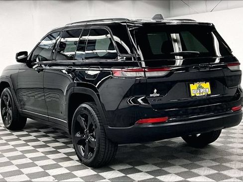 Used 2024 Jeep Grand Cherokee Altitude AWD/4WD image 2