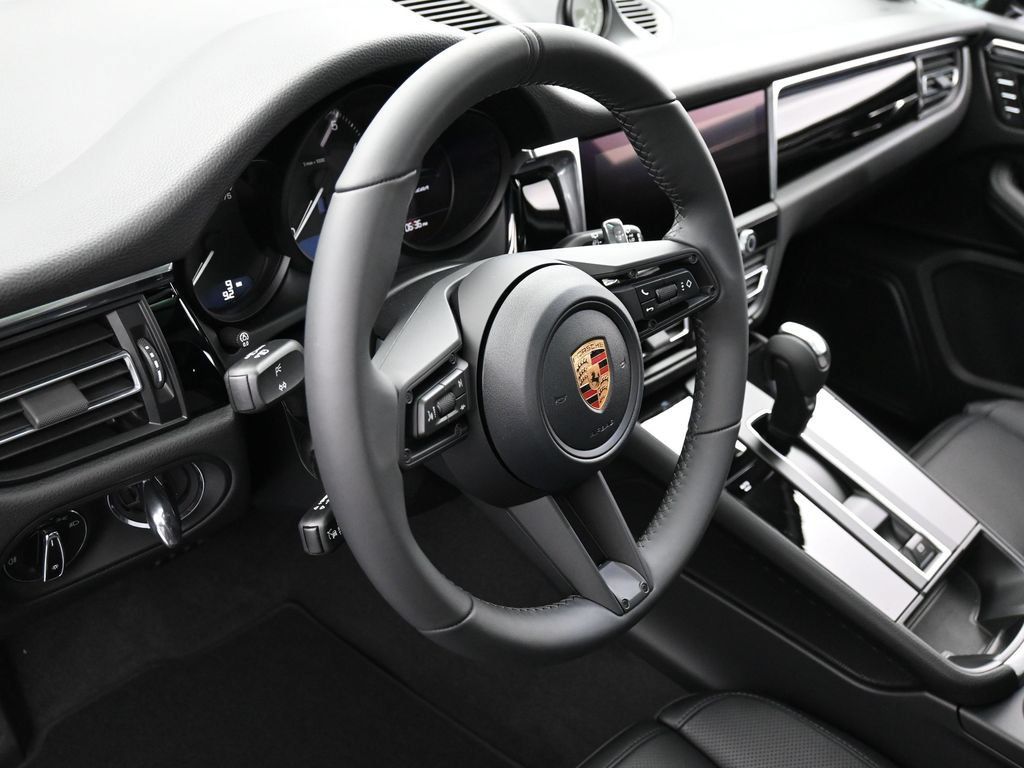 Certified 2026 Porsche Macan AWD/4WD image 17