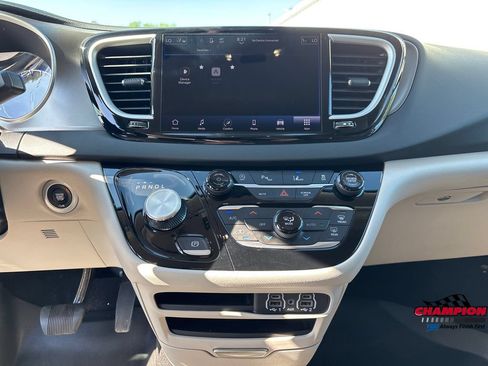 Used 2023 Chrysler Pacifica Touring-L FWD image 16
