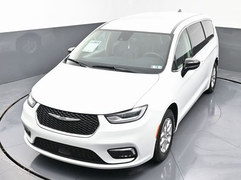 Used 2024 Chrysler Pacifica Touring-L image 42