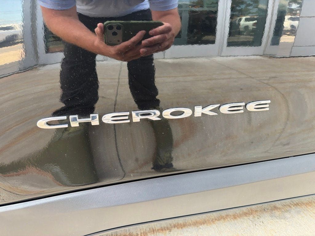 Used 2021 Jeep Cherokee Limited AWD/4WD image 14