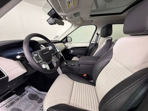 New 2025 Land Rover Discovery S image 5