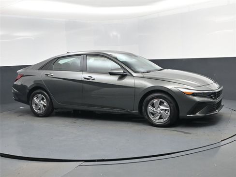 New 2026 Hyundai Elantra SE image 2