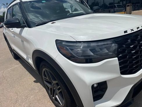 Used 2025 Ford Explorer ST AWD/4WD image 3