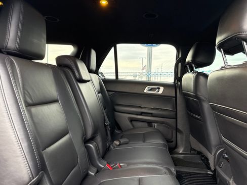 Used 2014 Ford Explorer XLT w/ Equipment Group 202A AWD/4WD image 17