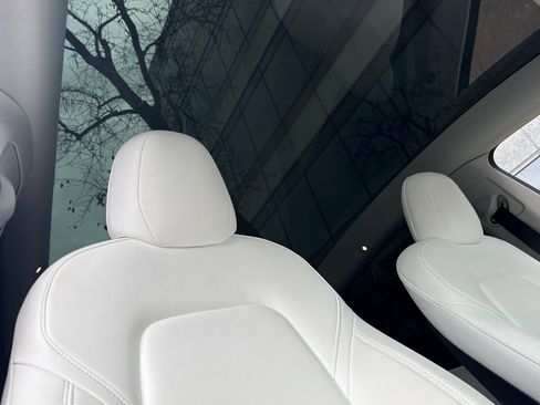 Used 2022 Tesla Model Y Long Range image 19