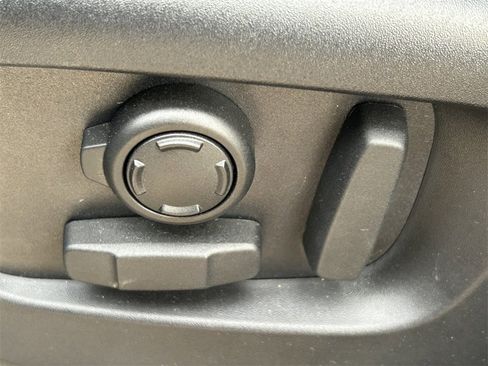 Used 2024 Land Rover Discovery Dynamic SE image 29